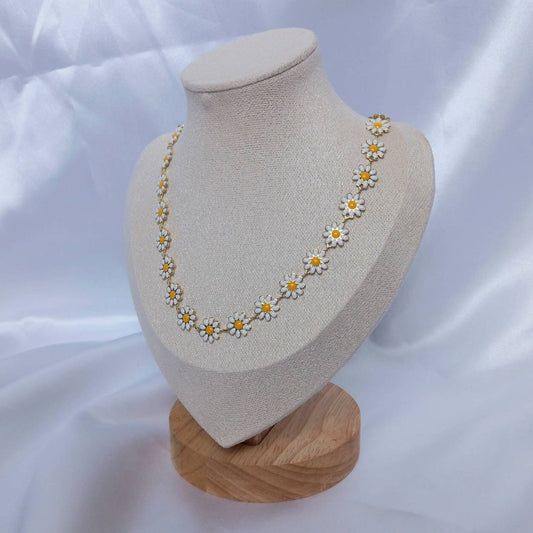 Gold Chain Daisy Necklace - Flower Necklaces In The UK,Floral Necklace,Cute Necklace,Daisy Jewelley In The UK,Delicate Necklace, Small Chain